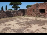 06331 ostia - regio iii - insula ix - domus dei dioscuri (iii,ix,1) - raum i - mosaik ist abgedeckt - bli ri raum g - ri norden.jpg